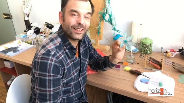 Новая жизнь старым вещам: красивые цветы из старых пакетов