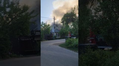 По улице 30-летия Октября горит дом. Пожарные на месте. 🔥