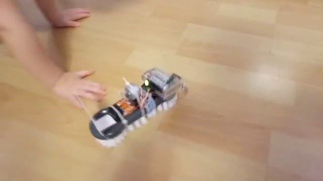Бешеная щетка-робот из старого CD-ROM'а.