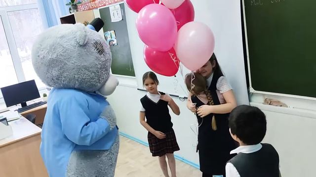 Большой медведь Тедди пришел в школу поздравить девочку с днем рождения