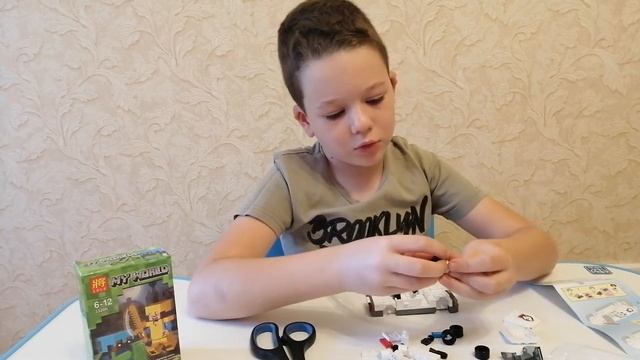 Сборка полицейского автомобиля и героев Майнкрафт из новой коллекции конструктора.