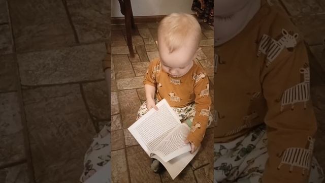 Любимый внучок ❤️ читает книгу❤️