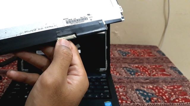 Tutorial Cara Mengganti LCD Netbook ASUS X200M