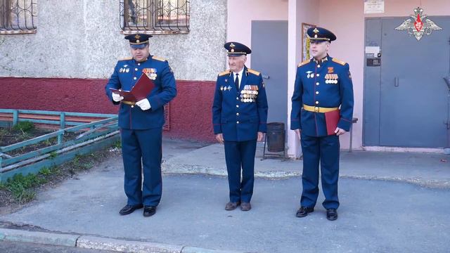 Поздравление ветерана ракетчиками в Омске