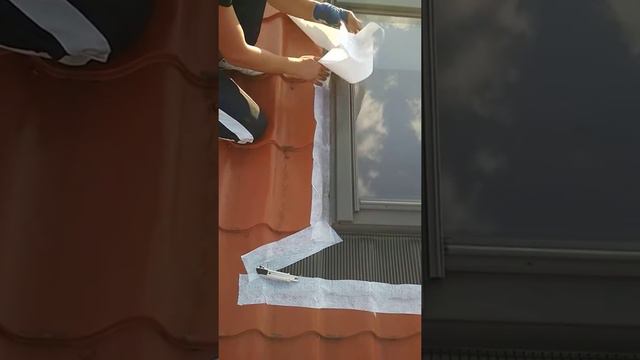 Гидроизоляция примыкания окон кровли жидкой резиной.