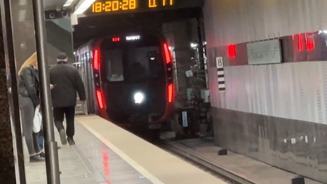 Электропоезда 81-775/776/777 (Москва 2020) на станции метро Аминьевская (БКЛ) // 13 апреля 2023 год