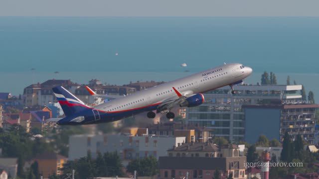 Эйрбас А321 авиакомпании Аэрофлот взлетает из аэропорта Сочи.