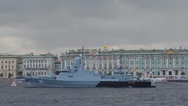 Красавцы: Военно-морские корабли встали на рейд в Санкт-Петербурге