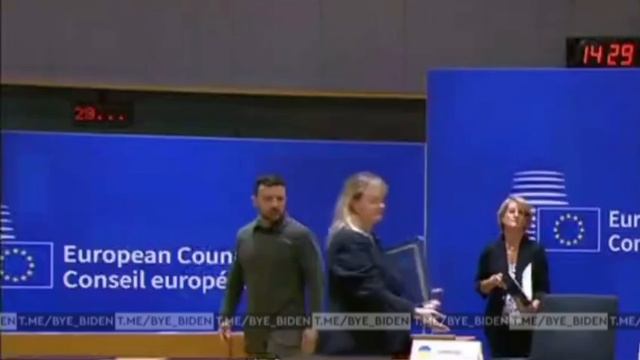 Растерянный Зеленский попал на камеры после окончания саммита лидеров ЕС