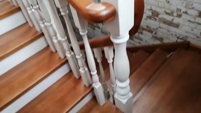 Тетивно-косоурная лестница из ясеня с двухцветной окраской..mp4