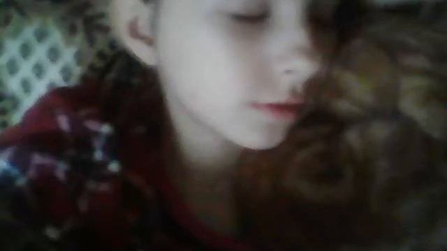 Меня мама сняла спящей с моей кошкой.