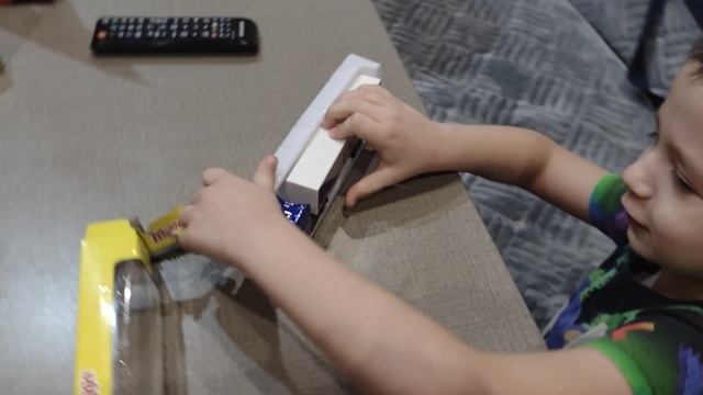 Распаковка игрушечной фуры
