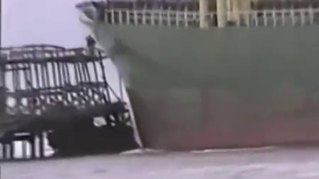 На севере Сахалина китайское судно вынесло