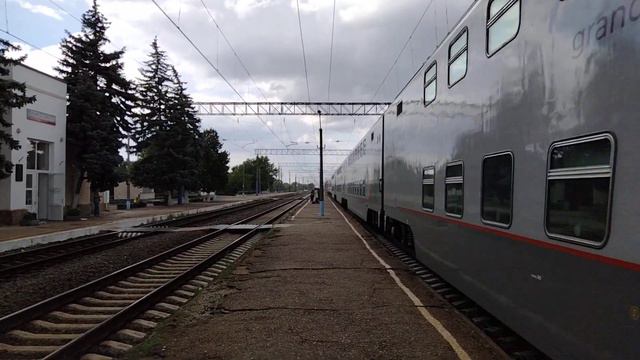 ВЛ10-1869 со скорым поездом № 28 Симферополь — Москва на станции Остряково