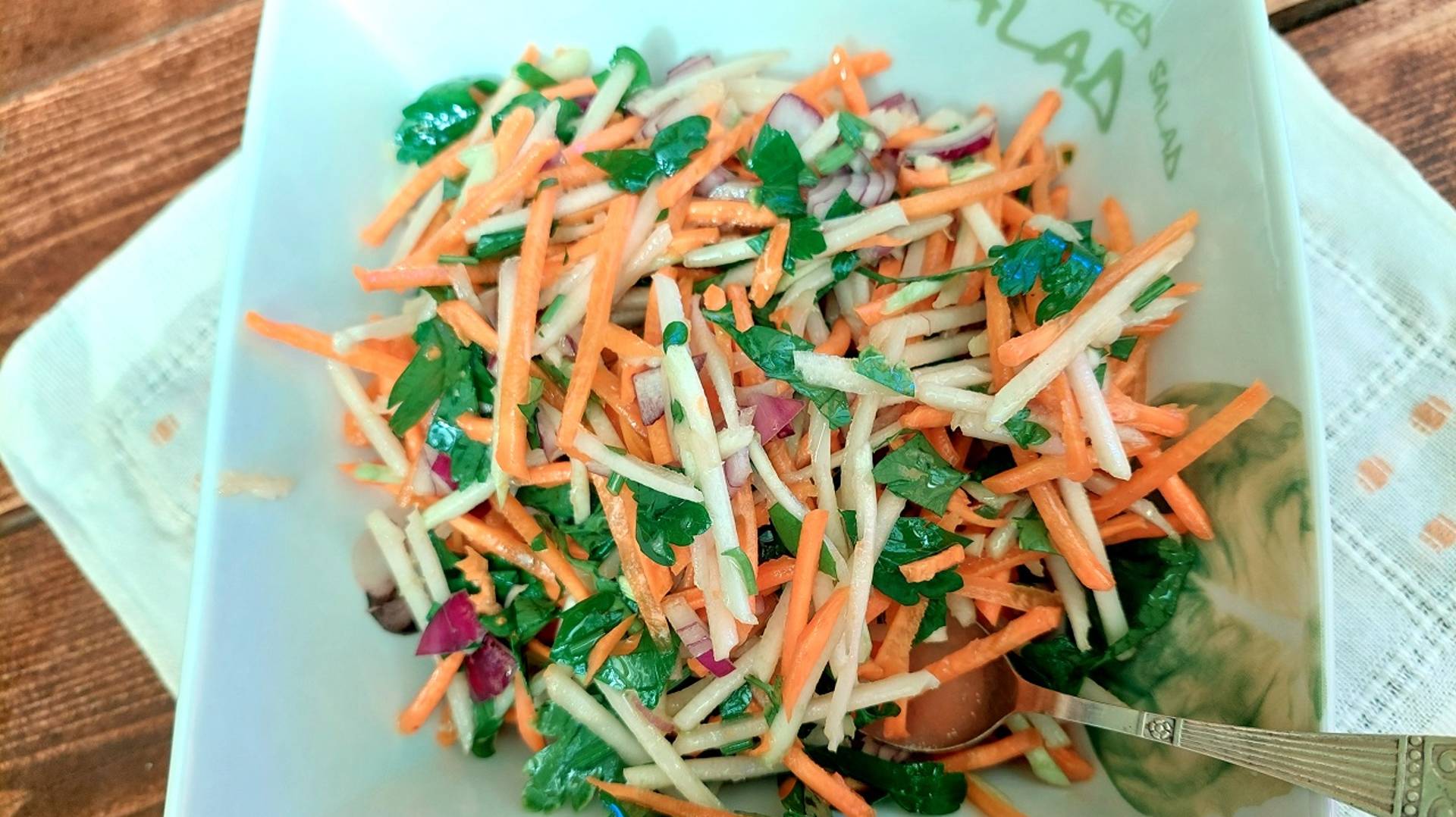 Салат из кольраби с морковью. Салат витаминный, готовится на раз – два.