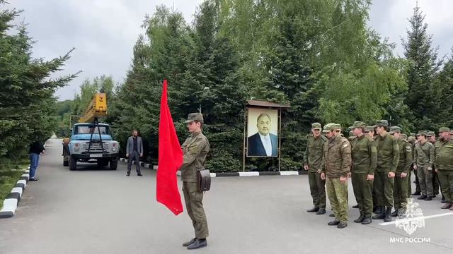 Сотрудники МЧС России передали кадетам копию Знамени Победы