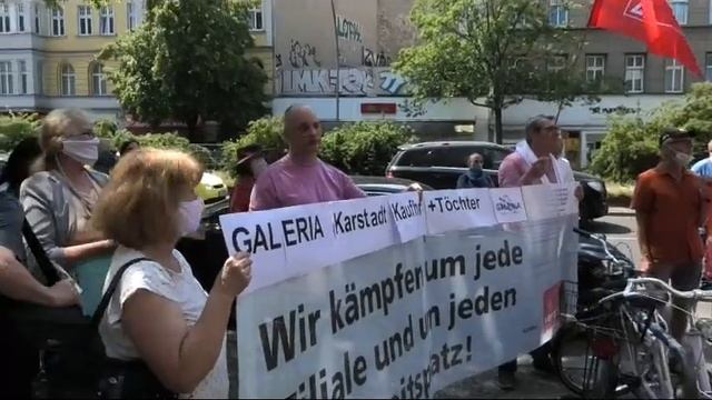 Karstadt-MitarbeiterInnen machen vor Karstadt-Filiale im Wedding mobil - TP Presseagentur Berlin
