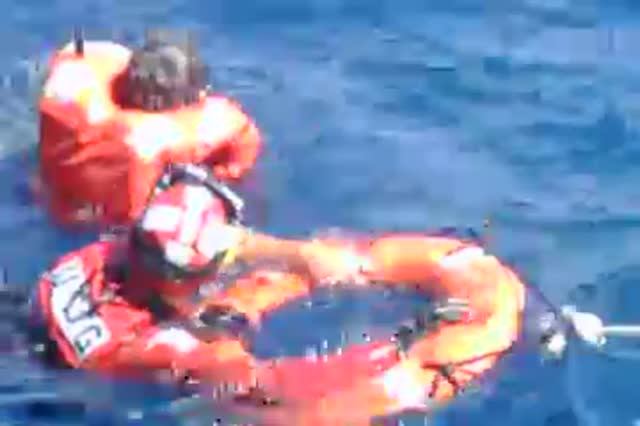 Спасательные операции - Спасение экипажа тонущей моторной яхты