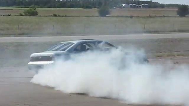 Infiniti Q45 burning rubber doing donuts - pt. 2
