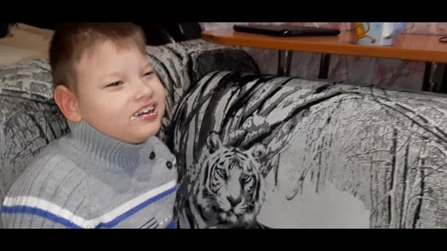 Наш день/Как сделать виноградный сок/Руслан пытается общаться
