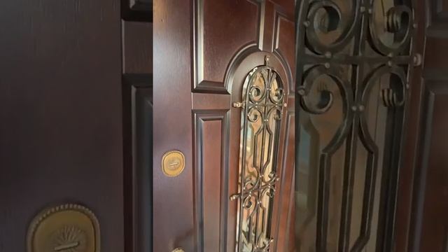 Входная дверь.Терморазрыв,ковка,накладки из латунии на петли!Панели из натурального шпона.