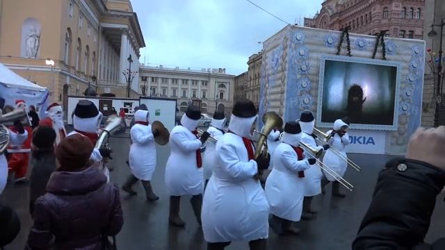 Парад снеговиков на площади Островского в новый год 2012