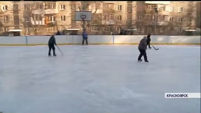 В Красноярске заливают хоккейные коробки и катки