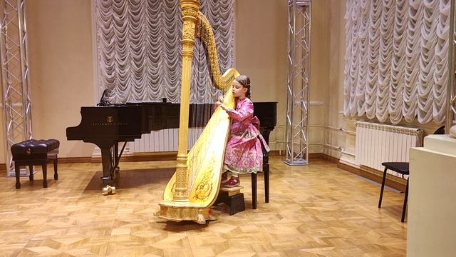 Ранэлия Галиахметова (арфа) 7 лет. Скайла Канга "Свадебные колокола"