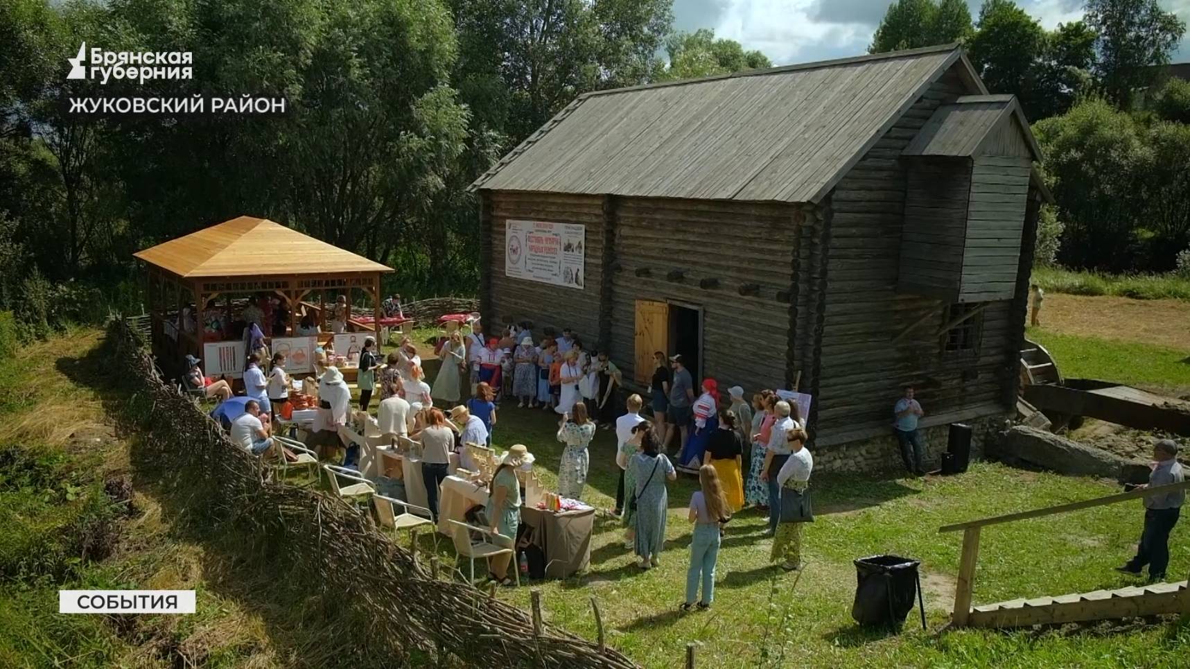 На фестиваль народных ремесел в брянское село Овстуг съехались десятки мастеров