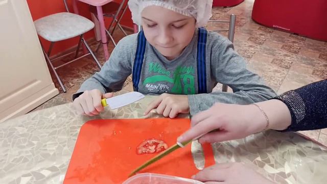 Максим делает салат