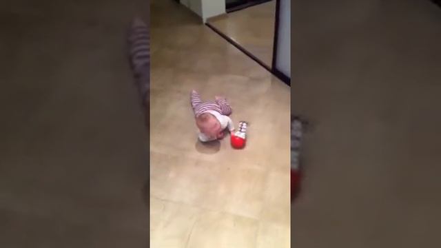 Даша начинает ползать