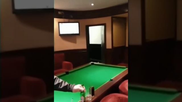 Очередная акробатка, которая не любит открывать дверь руками.mp4