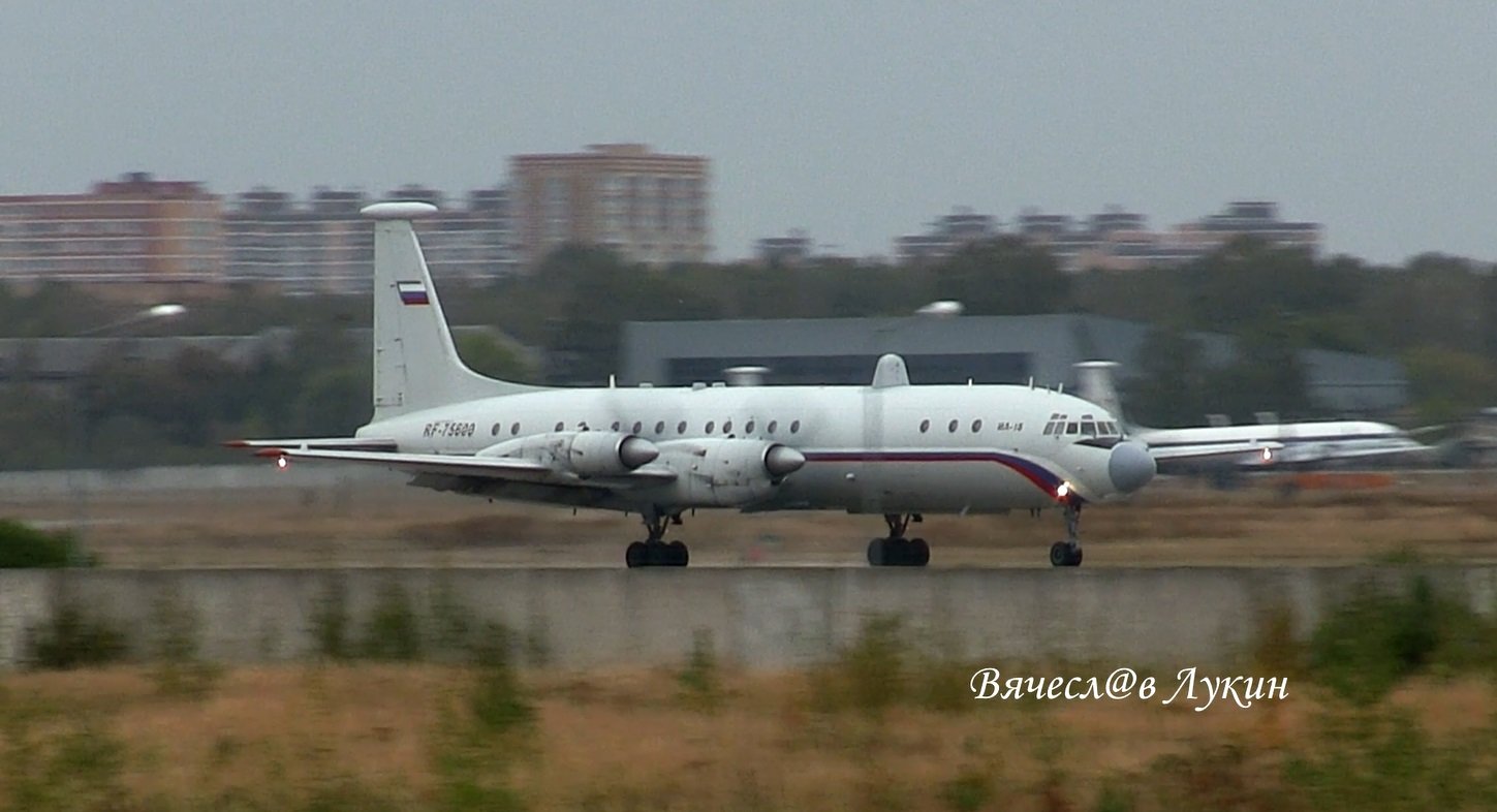 Воздушная разведка погоды в дождь Ил-22 RF-75600