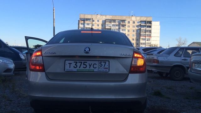 Skoda Rapid перемигивание задних габаритов с поворотниками(Днем)
