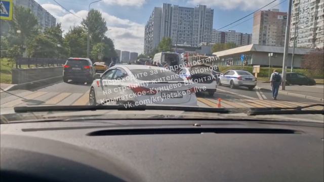 На Осеннем бульваре в Крылатском на пешеходном переходе на Площади Защитников неба сбили женщину