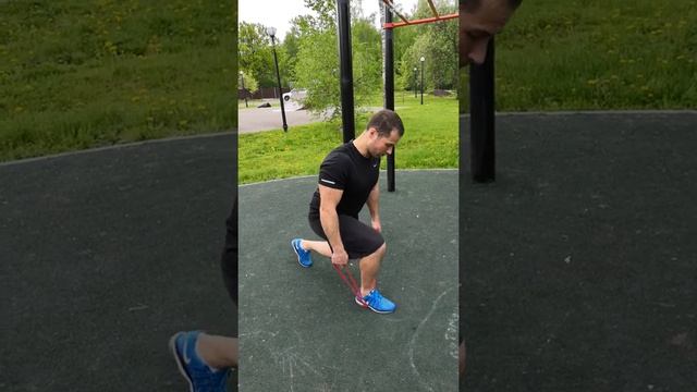 Выпады на месте с эспандером.