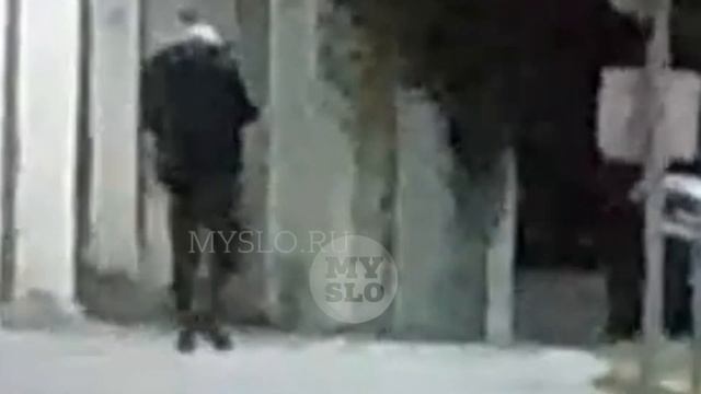 В Криволучье по улице ходил мужчина с автоматом на плече