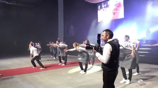 Танцующие Официанты