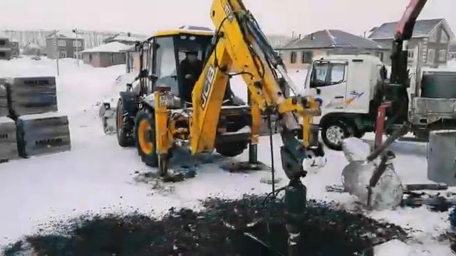 Бурение колодцев лунок. копка шамбо траншеи