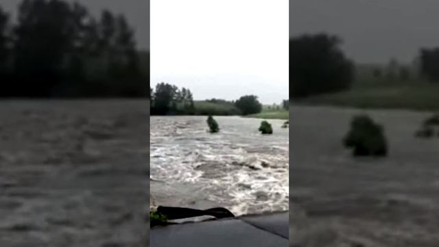 В Челябинской области бурными потоками размыло мост