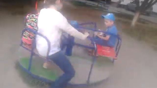 ВЛОГ : Я на площадке. Катаюсь на карусели с Сашей и Алиной