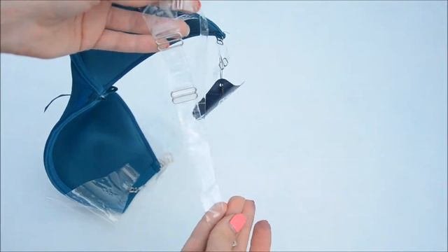 Распаковка синего бюстика с силиконовыми бретельками и спинкой