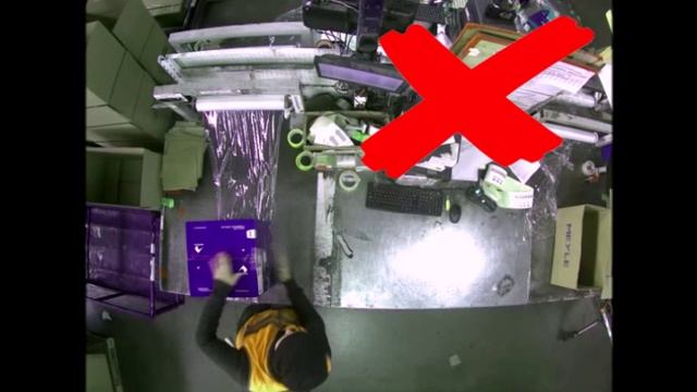 подклейка скотчем мелкого товара к упаковке крупного