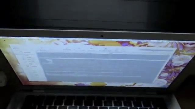 HP TX2 screen comparison vs Macbook Air