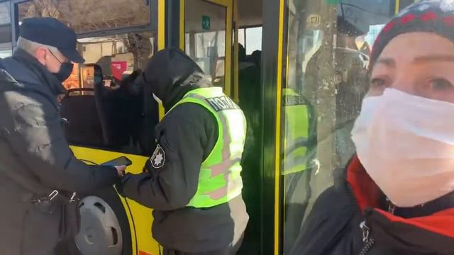Как в Киеве впускают в транспорт по спецпропускам во время карантина