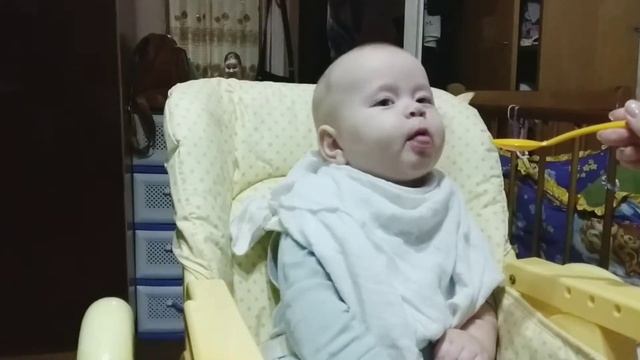 Доченька в первый раз кушает кашу | 8 месяцев