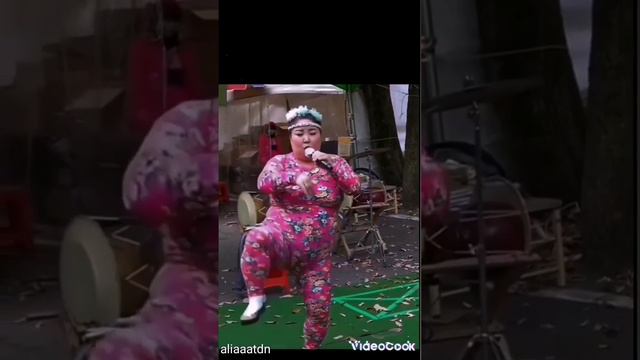 Volodya feat. NEO - Детка любит Прада

пародия на клип