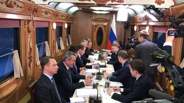 Премьер Медведев проводит совещание в вагоне поезда, который едет в Барнаул
