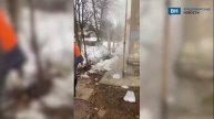 Очевидцы запечатлели прорыв трубы из-за падения льда с крыши во Владимире