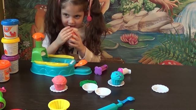 делаем капкейки из пластилина и набора cupcake station Kids Dough